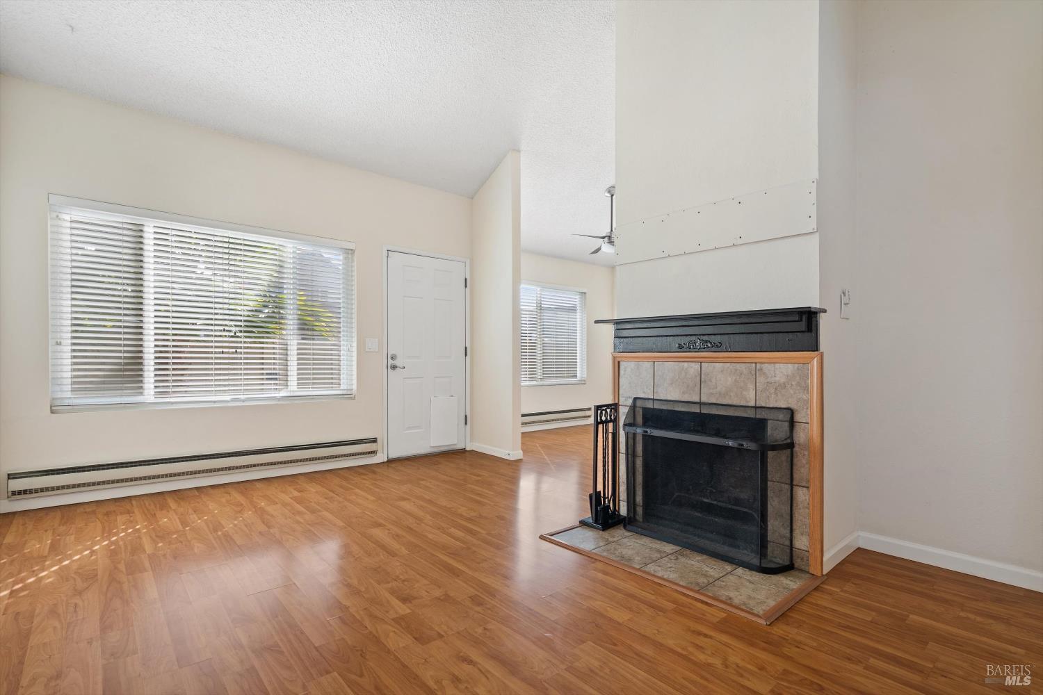 Detail Gallery Image 3 of 21 For 1022 Civic Center Dr, Rohnert Park,  CA 94928 - 2 Beds | 1/1 Baths