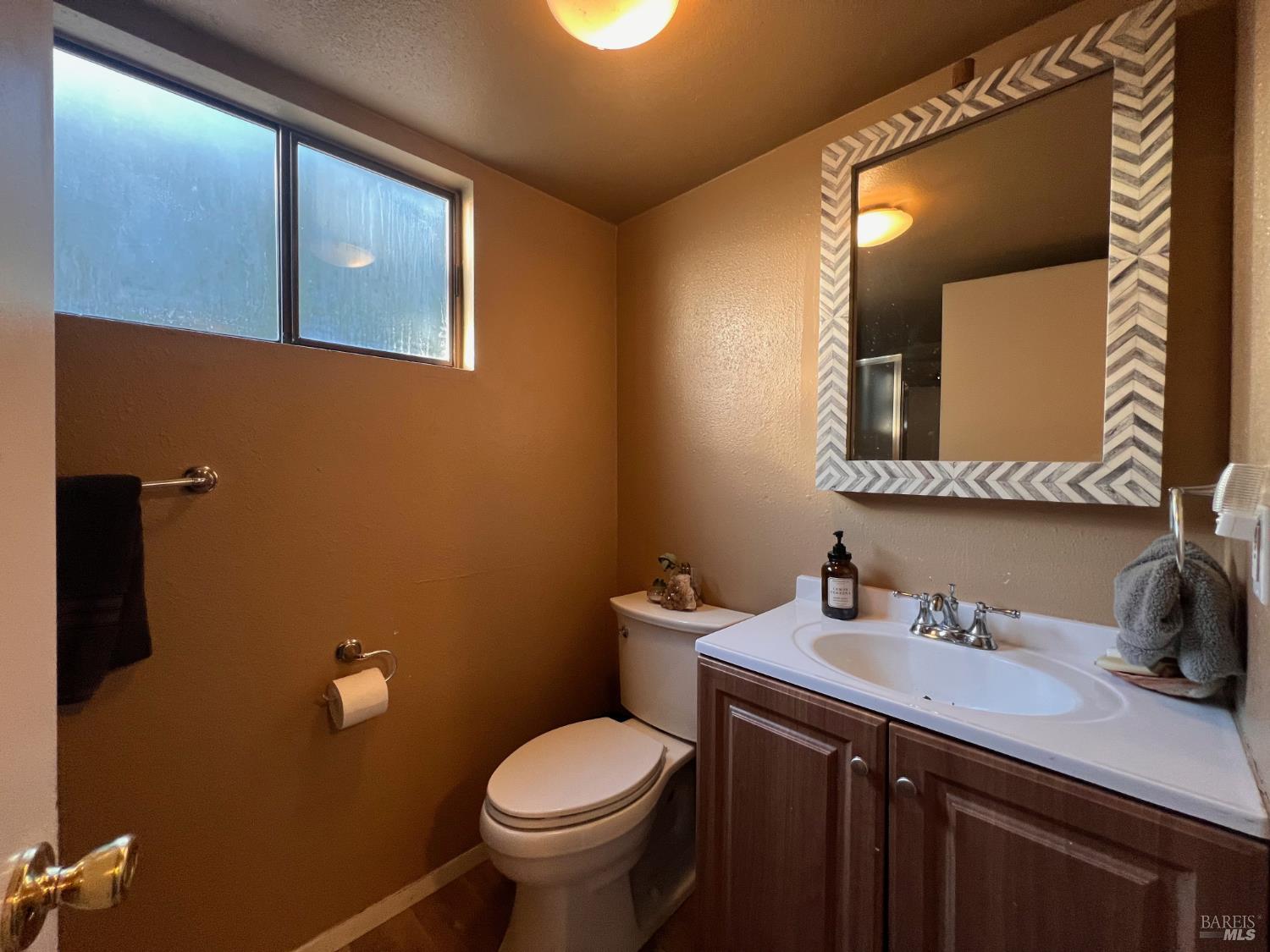 Detail Gallery Image 15 of 25 For 46720 Fox Rock Rd, Laytonville,  CA 95454 - 4 Beds | 3 Baths