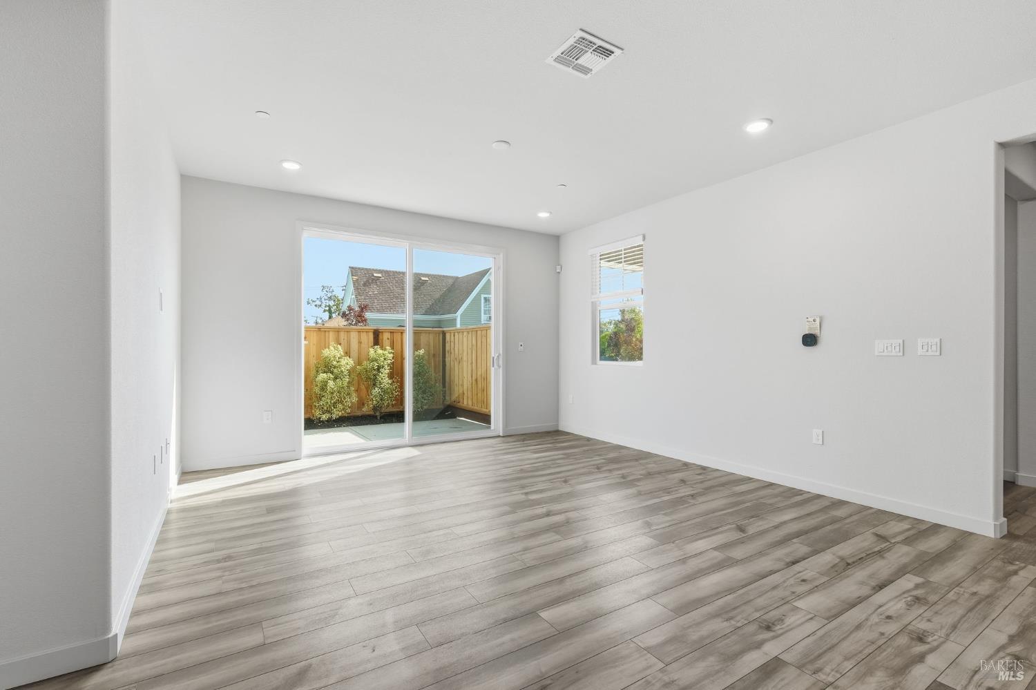 Detail Gallery Image 4 of 12 For 229 Octopus St, Suisun City,  CA 94585 - 3 Beds | 2/1 Baths