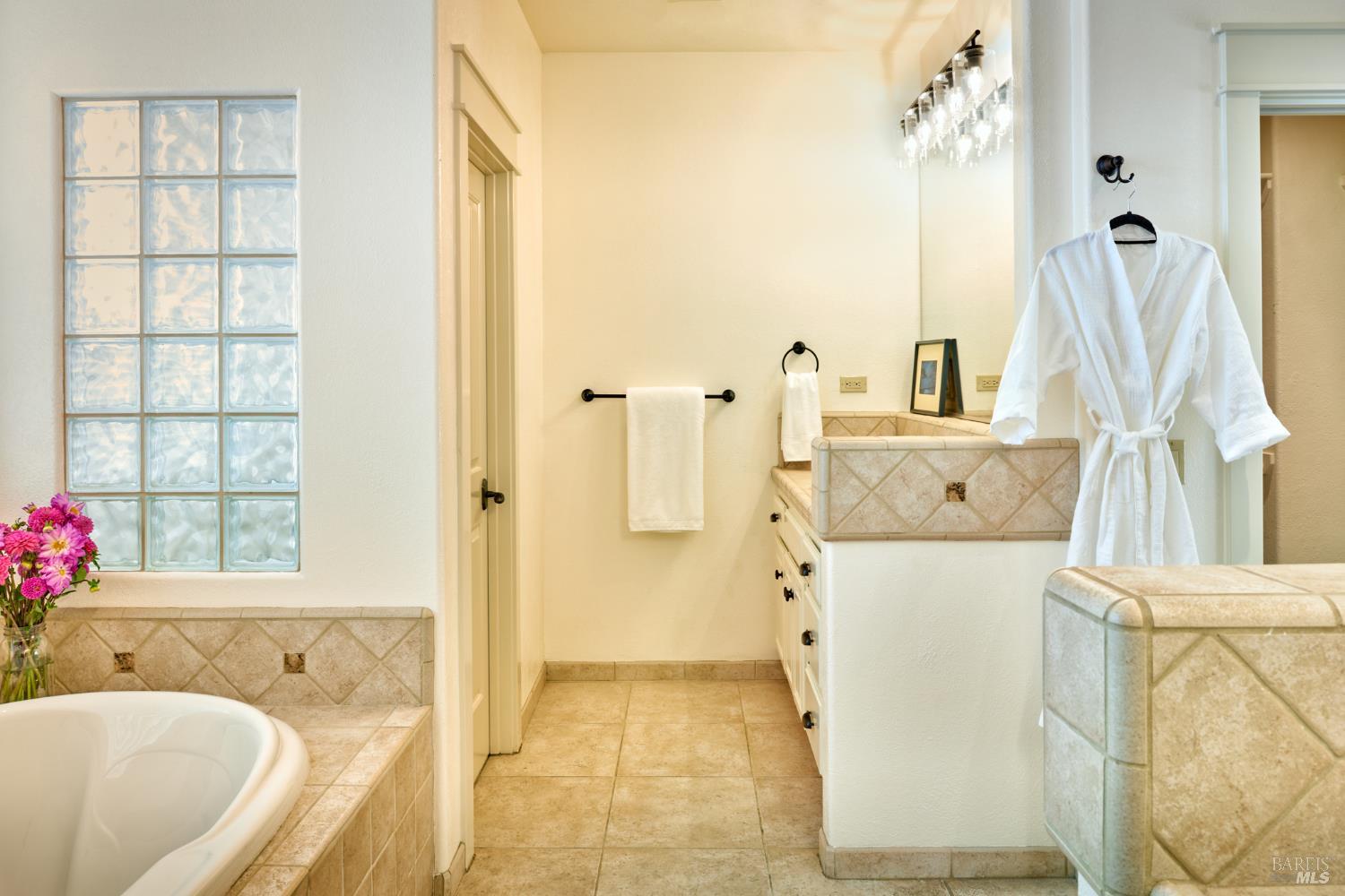 Detail Gallery Image 41 of 71 For 125 Savannah Way, Windsor,  CA 95492 - 5 Beds | 5 Baths