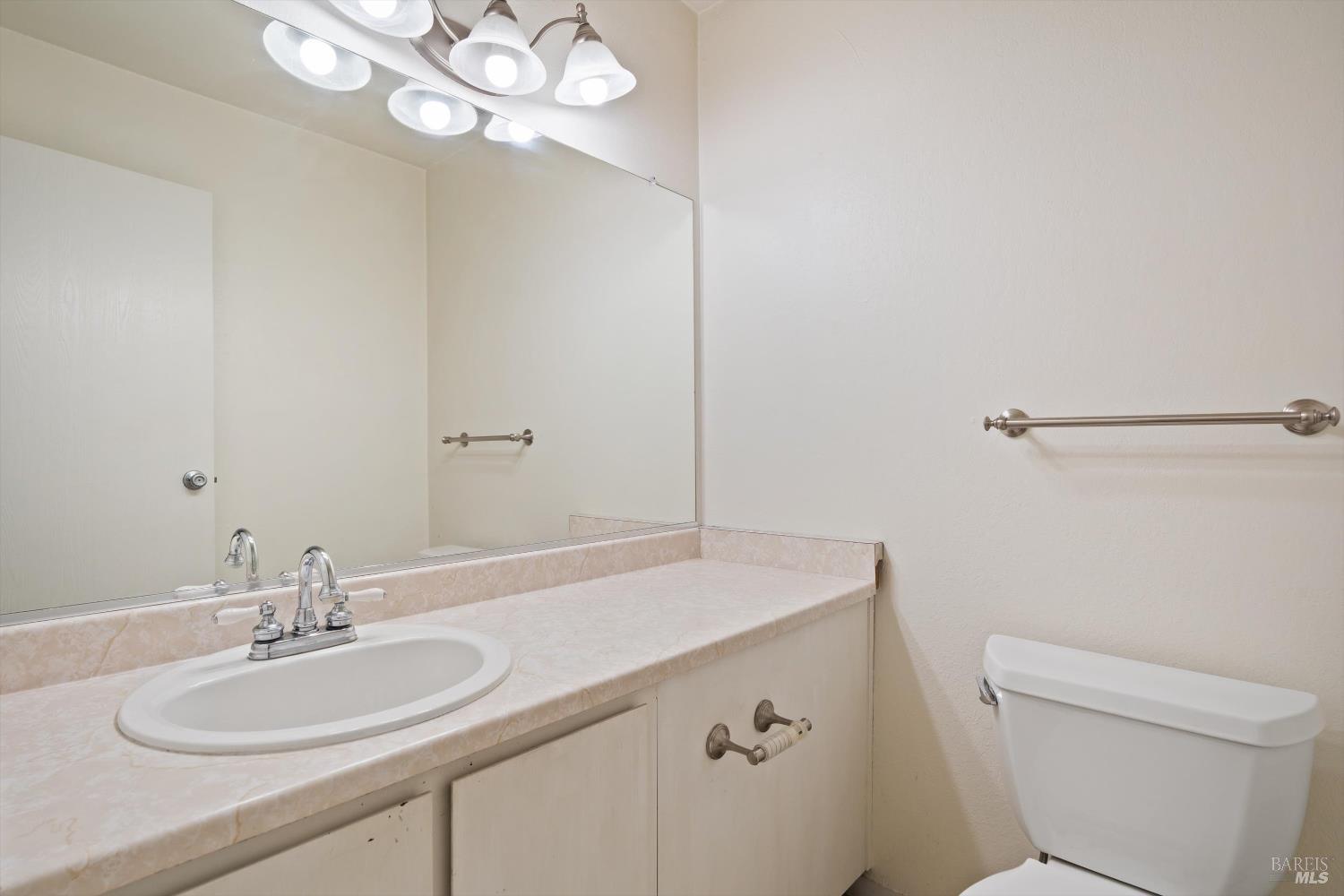 Detail Gallery Image 8 of 21 For 1022 Civic Center Dr, Rohnert Park,  CA 94928 - 2 Beds | 1/1 Baths