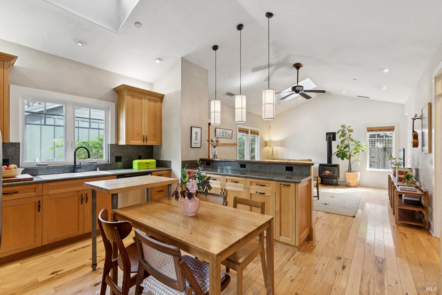 Detail Gallery Image 15 of 42 For 18470 Lucas Ave, Sonoma,  CA 95476 - 2 Beds | 1 Baths