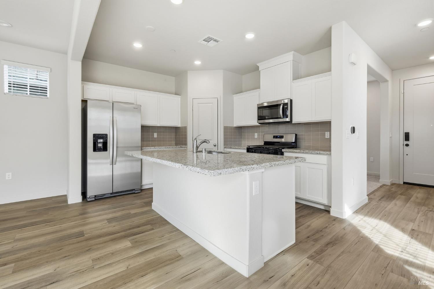 Detail Gallery Image 3 of 13 For 220 Octopus St, Suisun City,  CA 94585 - 3 Beds | 2/1 Baths