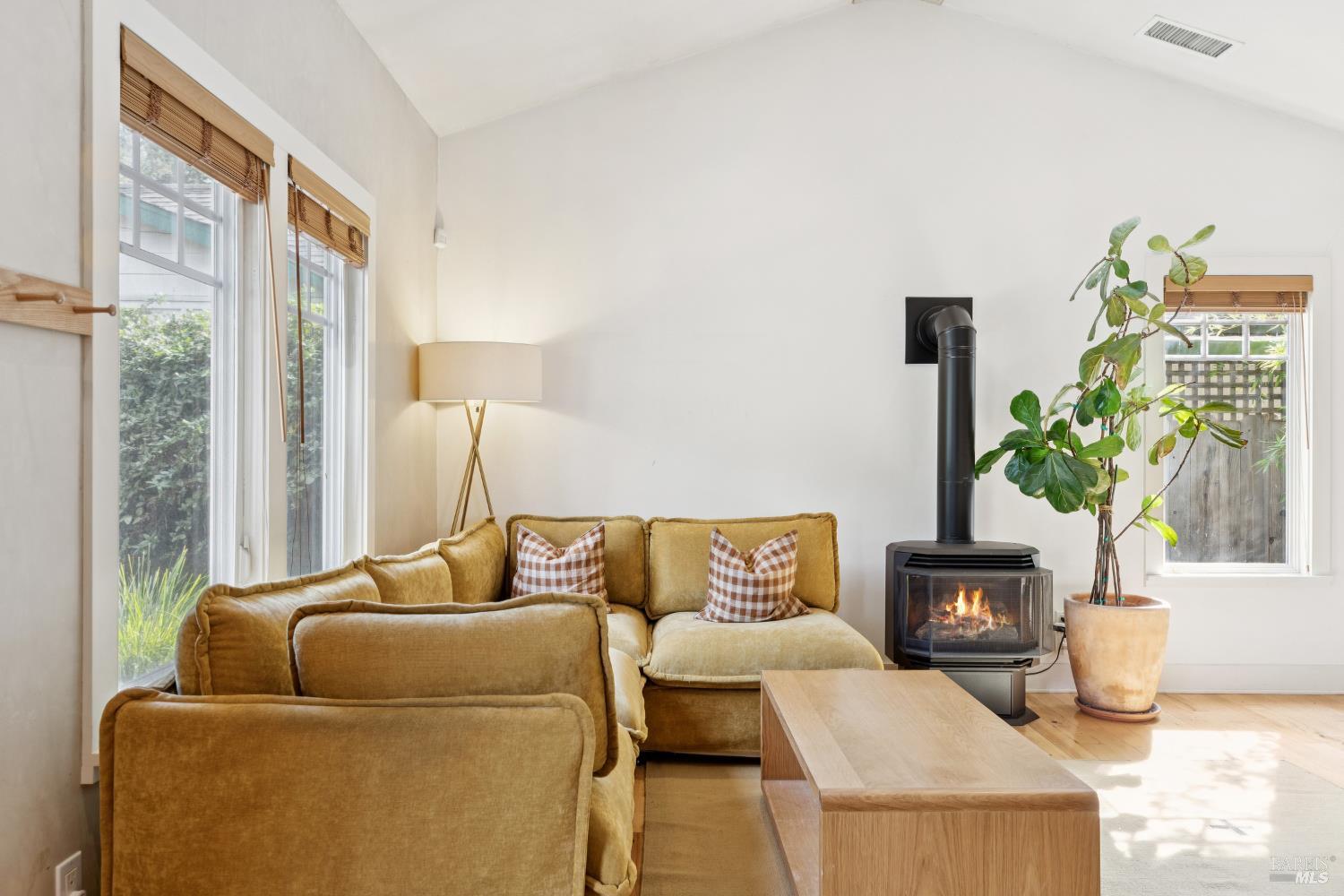 Detail Gallery Image 8 of 42 For 18470 Lucas Ave, Sonoma,  CA 95476 - 2 Beds | 1 Baths