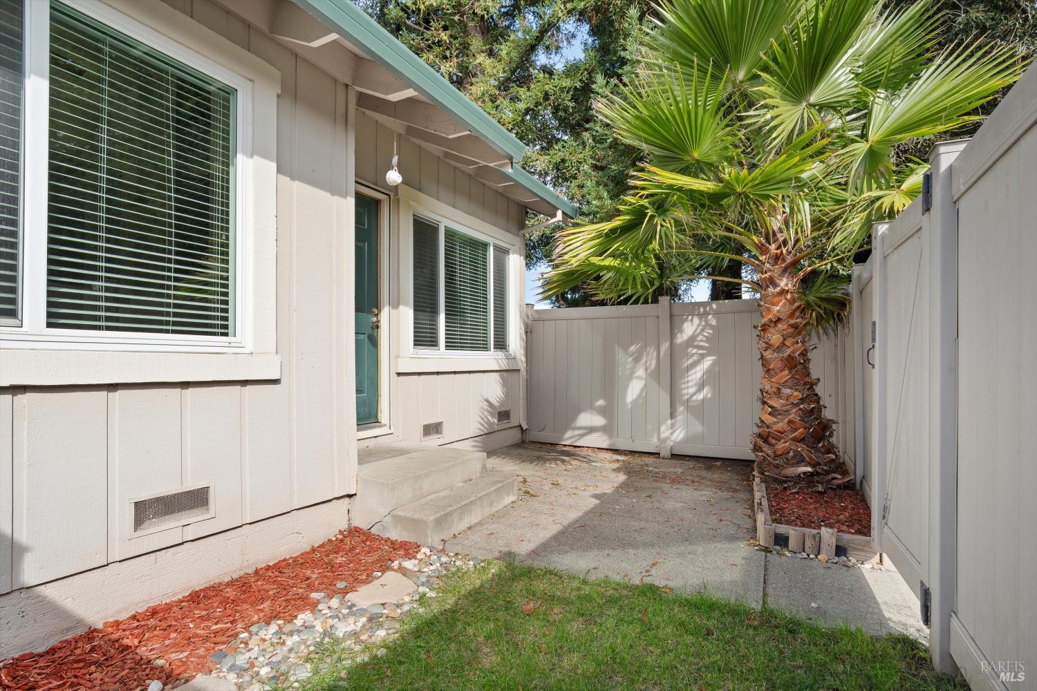 Detail Gallery Image 2 of 21 For 1022 Civic Center Dr, Rohnert Park,  CA 94928 - 2 Beds | 1/1 Baths