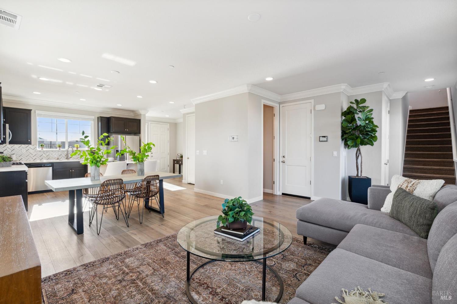 Detail Gallery Image 2 of 20 For 1468 Monument Ln, Fairfield,  CA 94533 - 4 Beds | 2/1 Baths