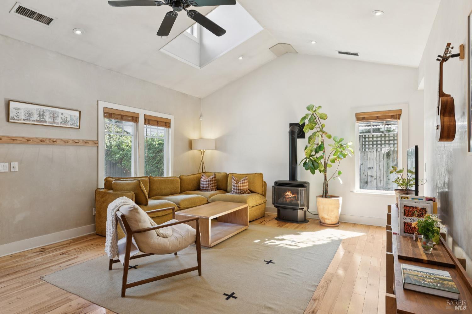 Detail Gallery Image 6 of 42 For 18470 Lucas Ave, Sonoma,  CA 95476 - 2 Beds | 1 Baths