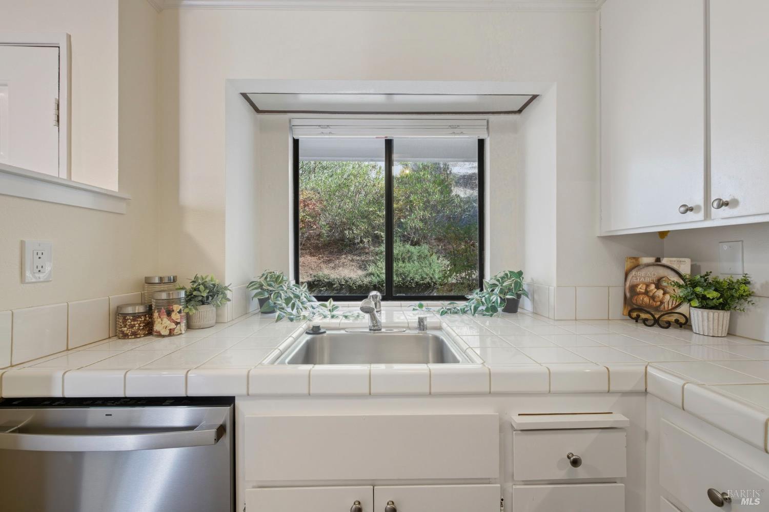 Detail Gallery Image 5 of 26 For 35 Village Cir, San Rafael,  CA 94903 - 1 Beds | 1 Baths