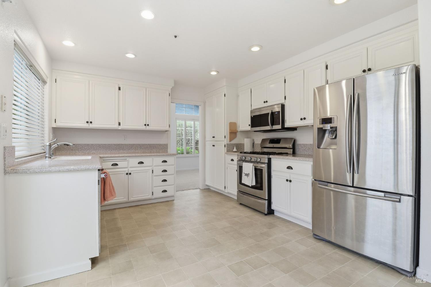 Detail Gallery Image 7 of 36 For 1845 Sandstone Dr, Petaluma,  CA 94954 - 4 Beds | 2/1 Baths