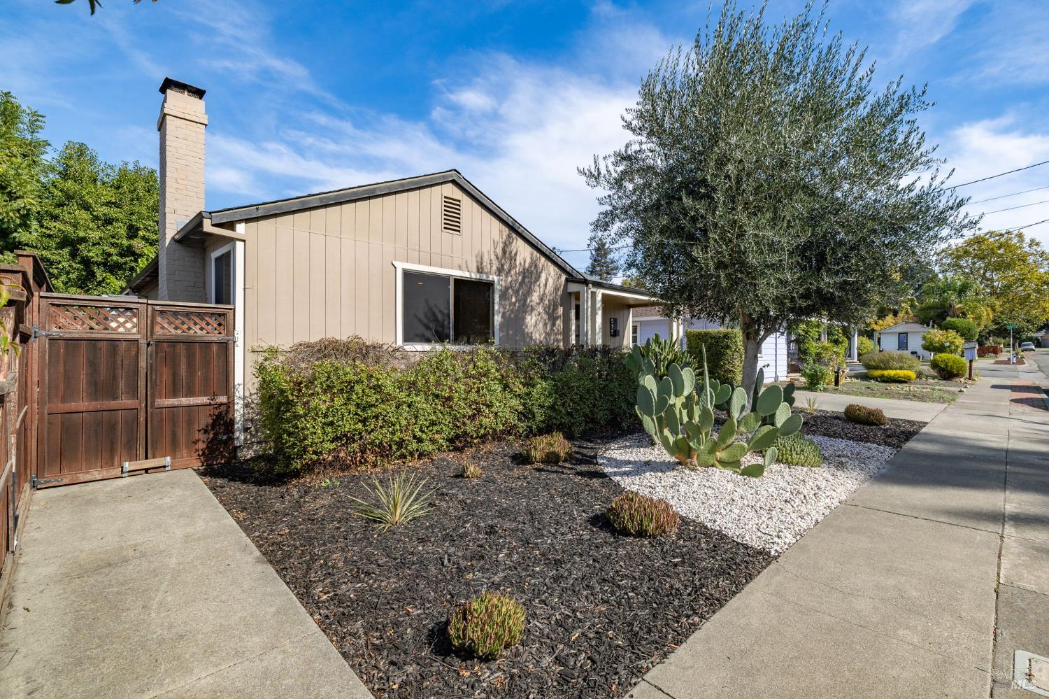 Detail Gallery Image 3 of 53 For 575 La Verne Ave, Santa Rosa,  CA 95404 - 3 Beds | 2 Baths