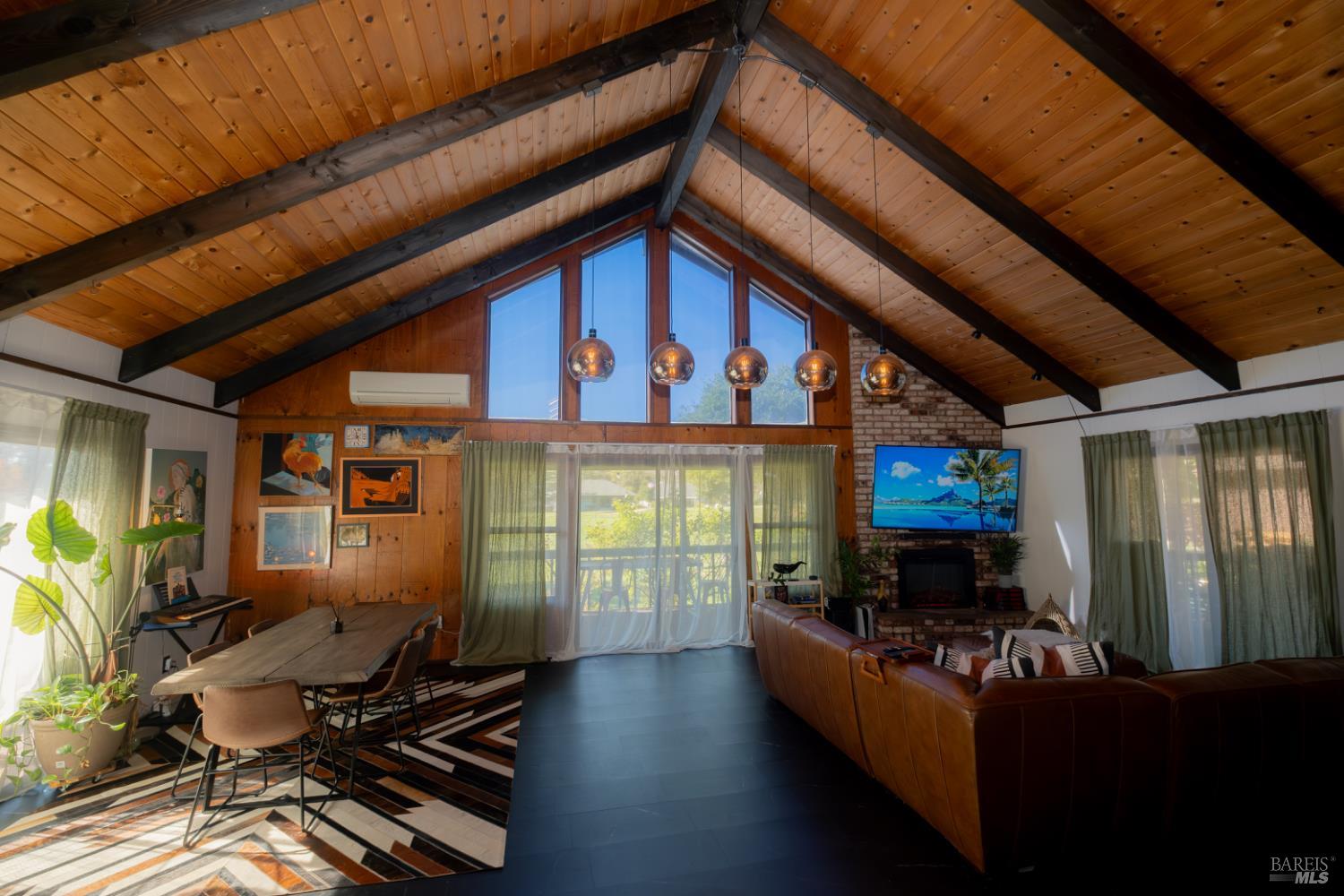 Detail Gallery Image 3 of 49 For 18279 Hidden Valley Rd, Hidden Valley Lake,  CA 95467 - 3 Beds | 2 Baths