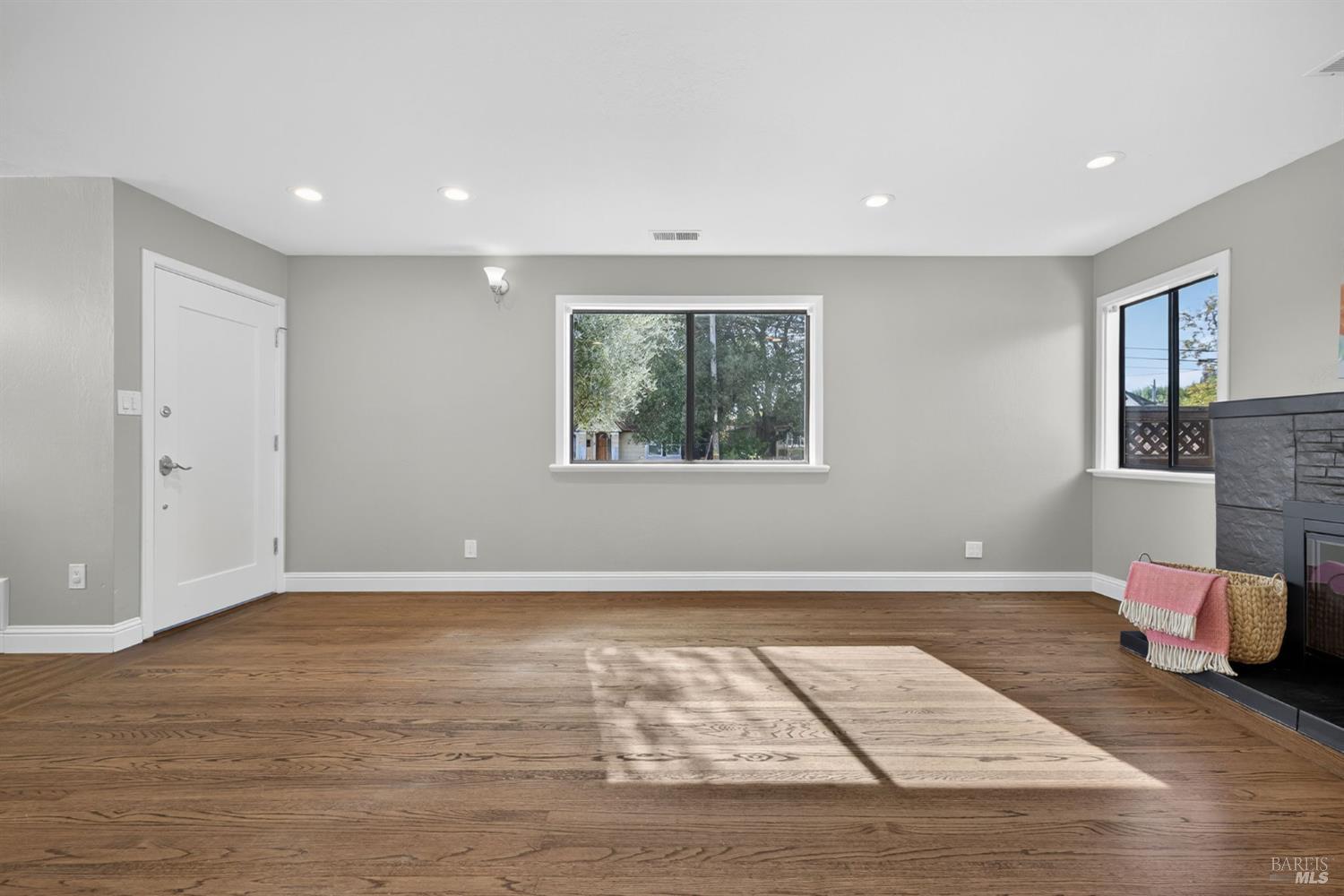 Detail Gallery Image 10 of 53 For 575 La Verne Ave, Santa Rosa,  CA 95404 - 3 Beds | 2 Baths