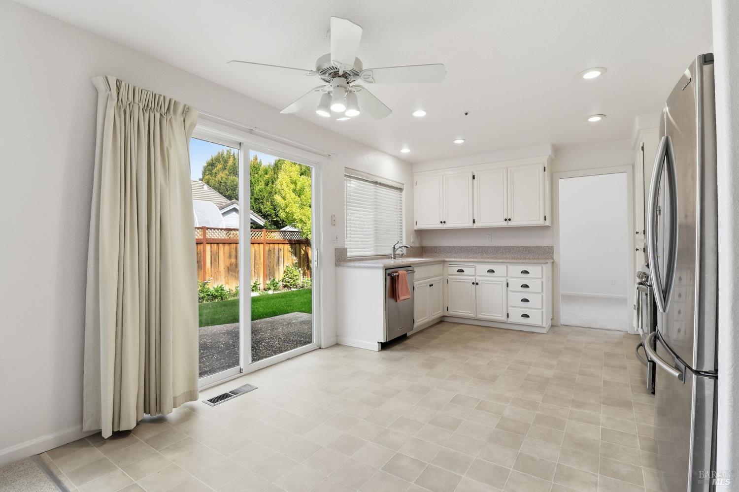 Detail Gallery Image 9 of 36 For 1845 Sandstone Dr, Petaluma,  CA 94954 - 4 Beds | 2/1 Baths