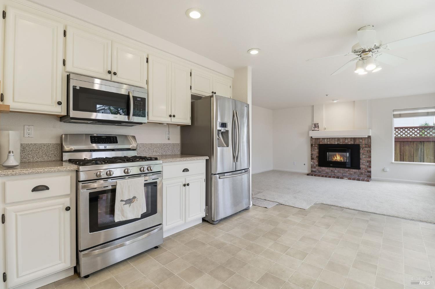 Detail Gallery Image 6 of 36 For 1845 Sandstone Dr, Petaluma,  CA 94954 - 4 Beds | 2/1 Baths