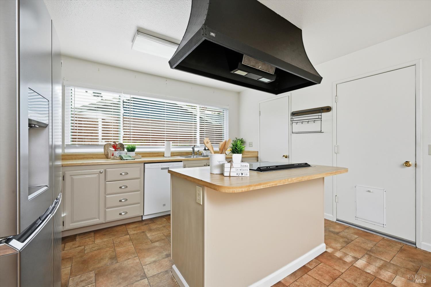 Detail Gallery Image 6 of 36 For 957 Emily Ave, Rohnert Park,  CA 94928 - 3 Beds | 2 Baths