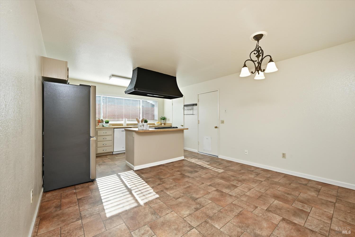 Detail Gallery Image 5 of 36 For 957 Emily Ave, Rohnert Park,  CA 94928 - 3 Beds | 2 Baths