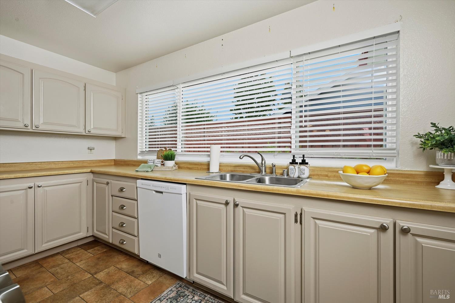 Detail Gallery Image 7 of 36 For 957 Emily Ave, Rohnert Park,  CA 94928 - 3 Beds | 2 Baths