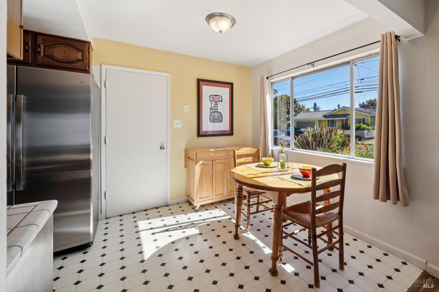 Detail Gallery Image 14 of 54 For 709 W 8th St, Santa Rosa,  CA 95401 - 3 Beds | 2 Baths