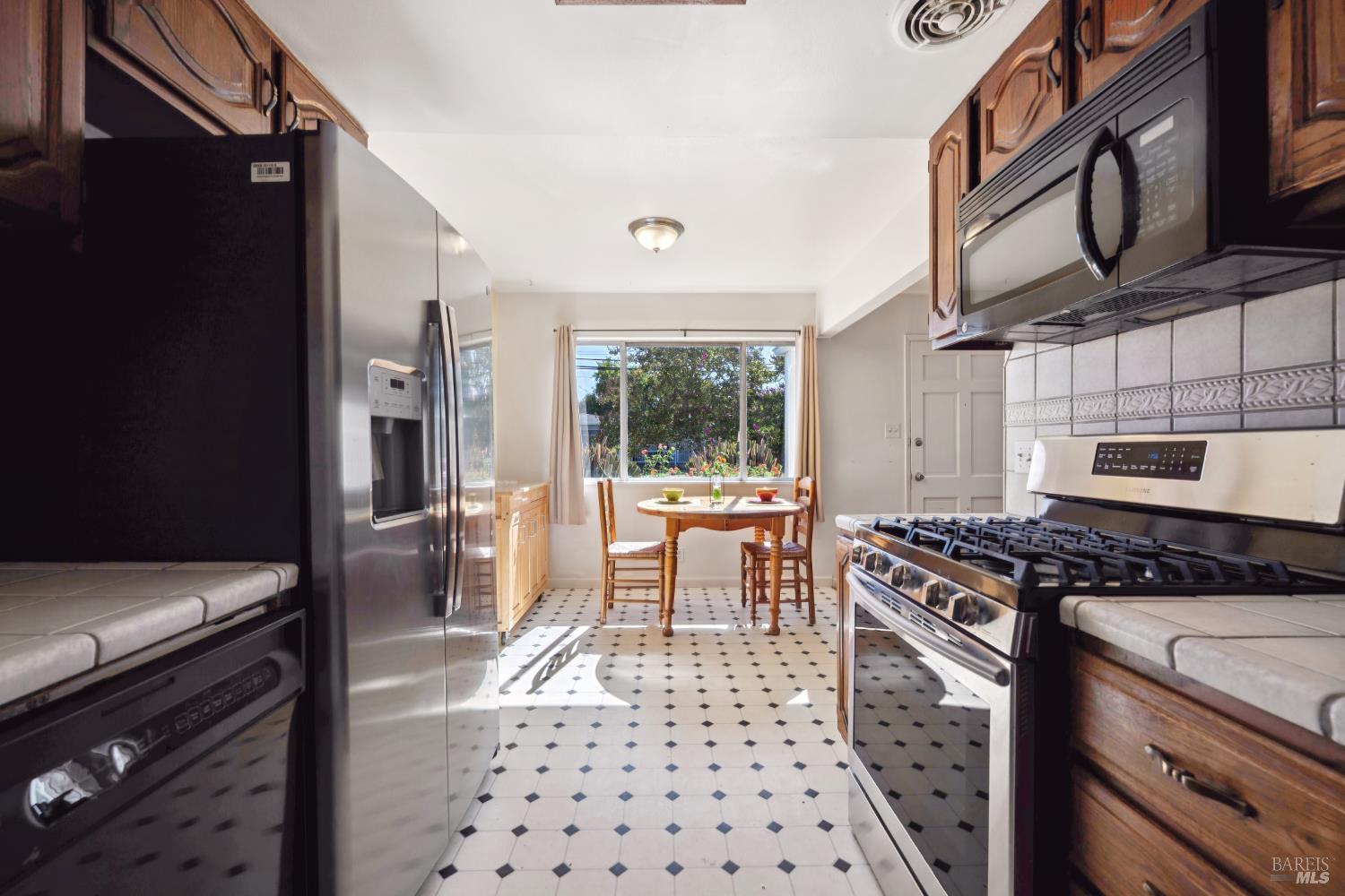 Detail Gallery Image 17 of 54 For 709 W 8th St, Santa Rosa,  CA 95401 - 3 Beds | 2 Baths