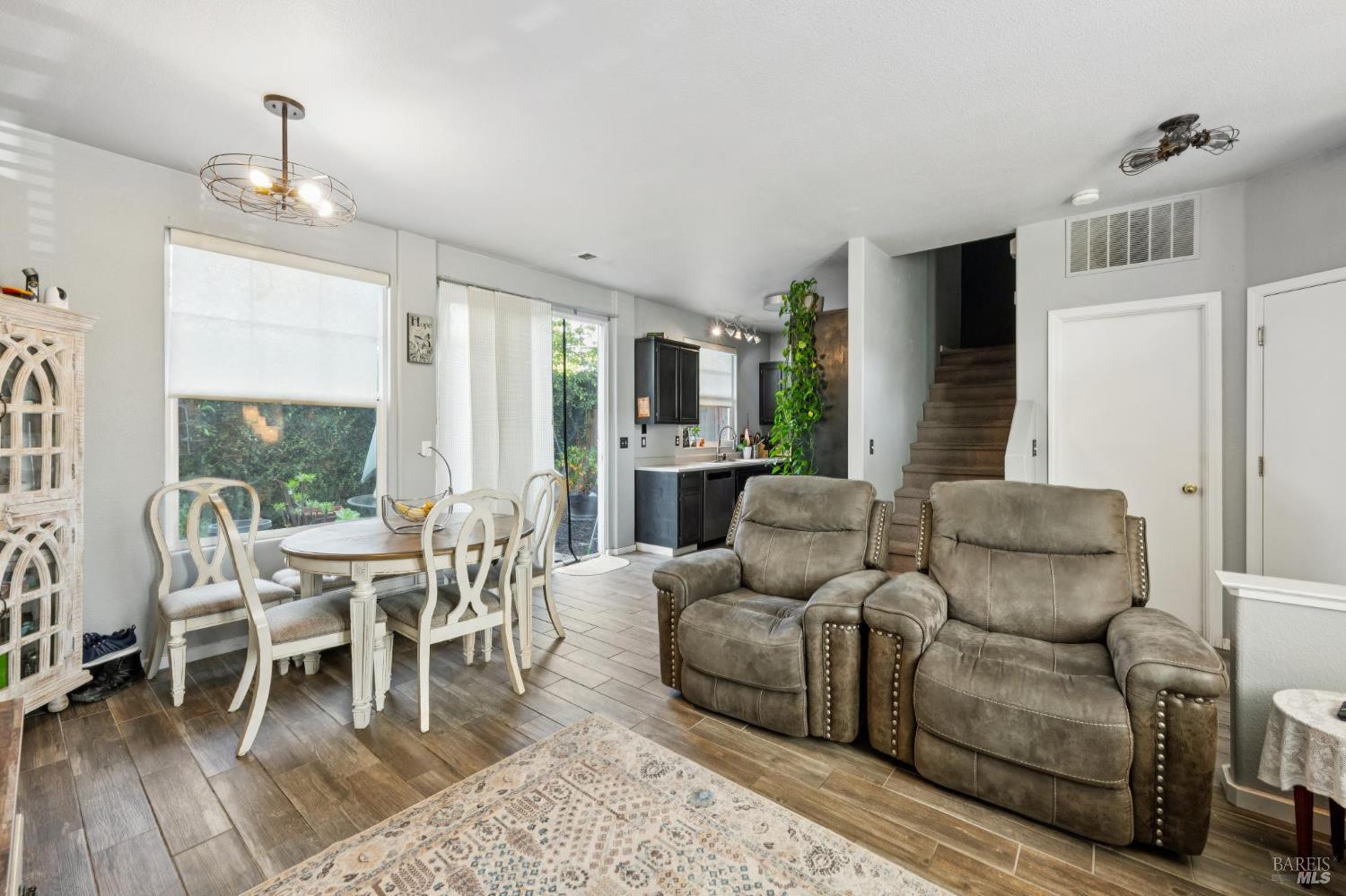 Detail Gallery Image 4 of 15 For 1507 Pinebrook Pl, Santa Rosa,  CA 95403 - 3 Beds | 2/1 Baths