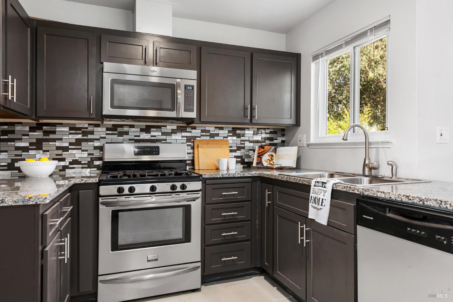 Detail Gallery Image 7 of 43 For 1944 Diamond Way, Fairfield,  CA 94533 - 3 Beds | 2 Baths