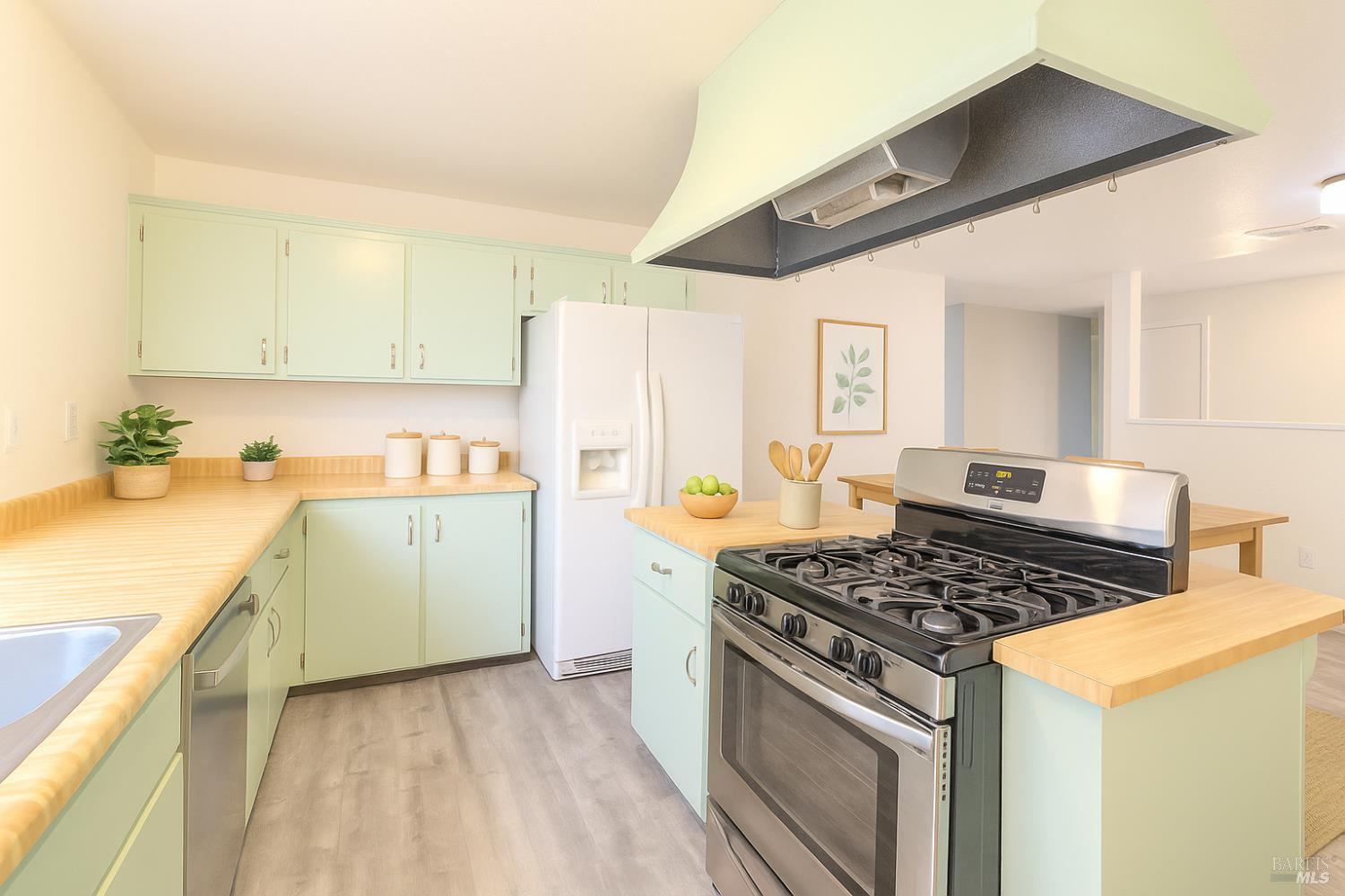 Detail Gallery Image 8 of 36 For 978 Eleanor Ave, Rohnert Park,  CA 94928 - 4 Beds | 2 Baths