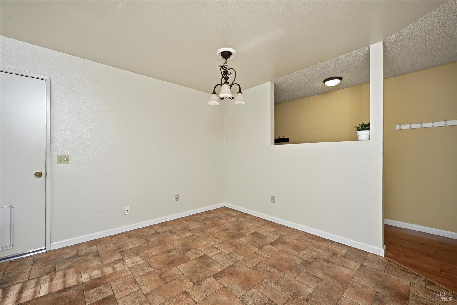 Detail Gallery Image 4 of 36 For 957 Emily Ave, Rohnert Park,  CA 94928 - 3 Beds | 2 Baths