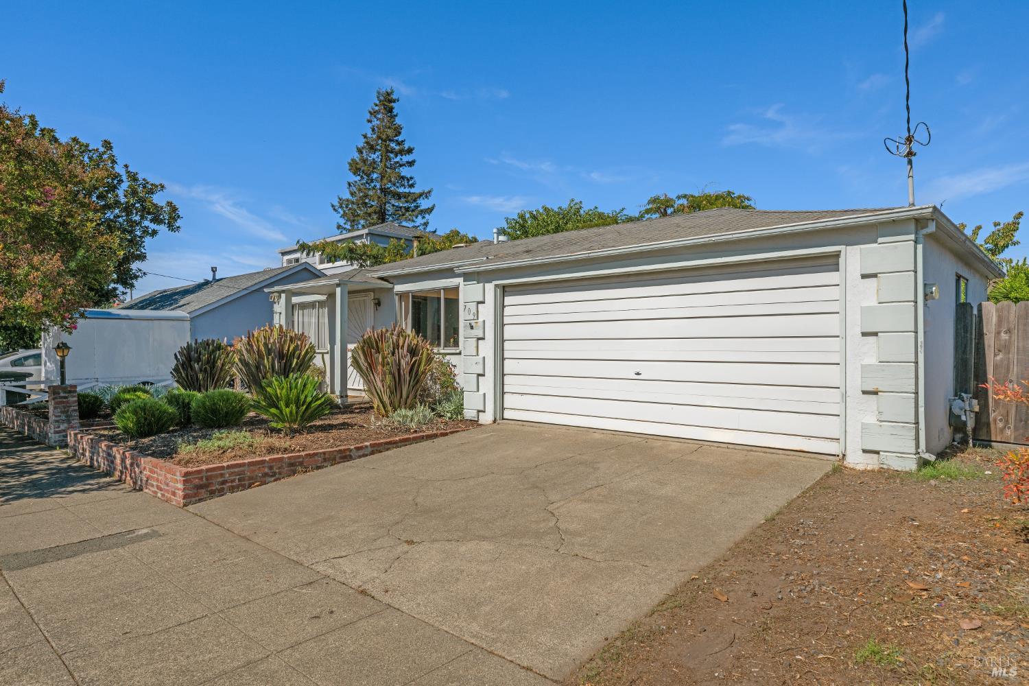 Detail Gallery Image 4 of 54 For 709 W 8th St, Santa Rosa,  CA 95401 - 3 Beds | 2 Baths