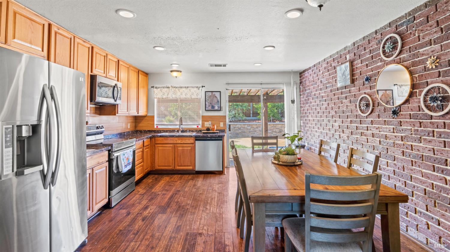 Detail Gallery Image 12 of 29 For 571 Greenwood Dr, Vacaville,  CA 95687 - 4 Beds | 2 Baths