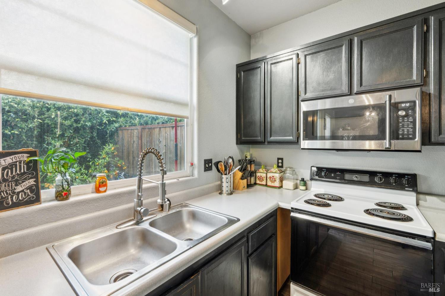 Detail Gallery Image 7 of 15 For 1507 Pinebrook Pl, Santa Rosa,  CA 95403 - 3 Beds | 2/1 Baths