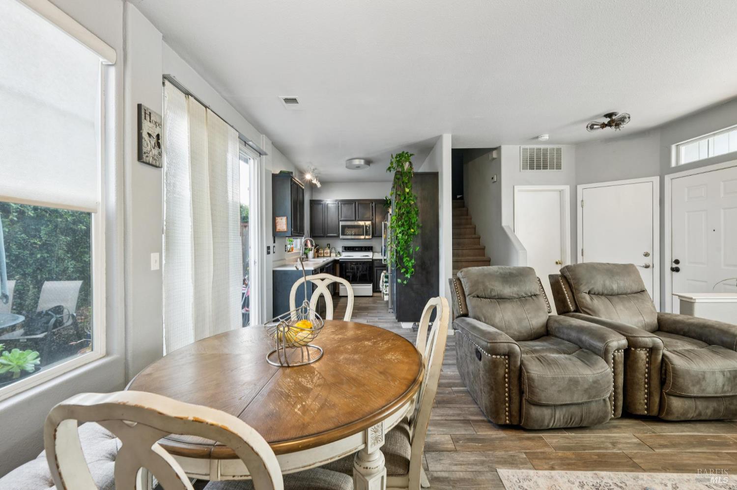 Detail Gallery Image 5 of 15 For 1507 Pinebrook Pl, Santa Rosa,  CA 95403 - 3 Beds | 2/1 Baths