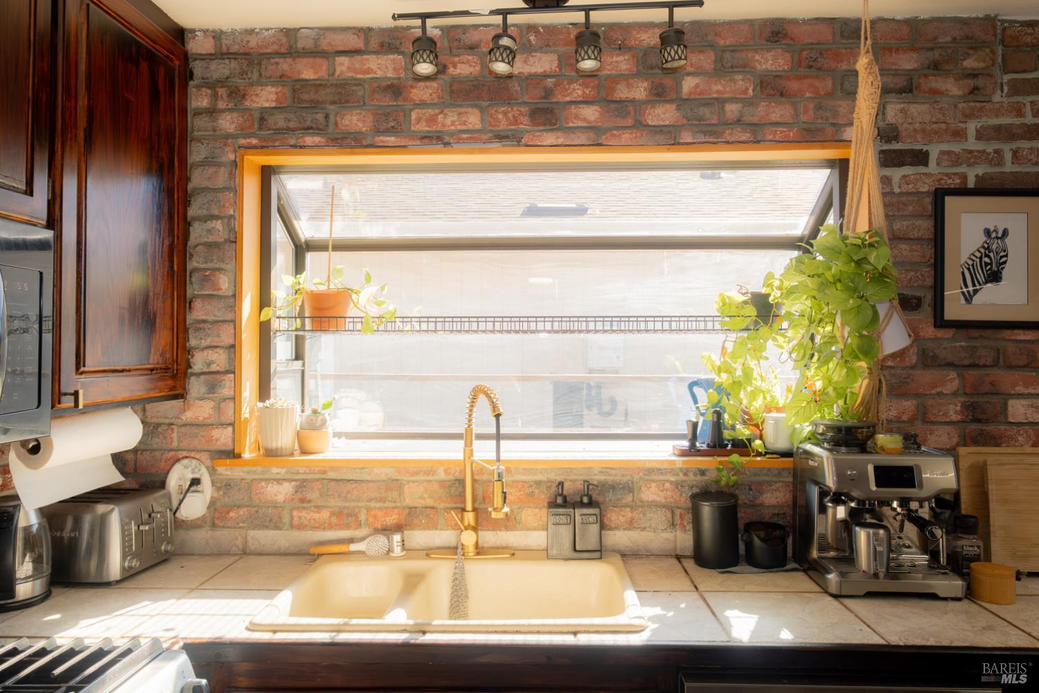 Detail Gallery Image 11 of 49 For 18279 Hidden Valley Rd, Hidden Valley Lake,  CA 95467 - 3 Beds | 2 Baths