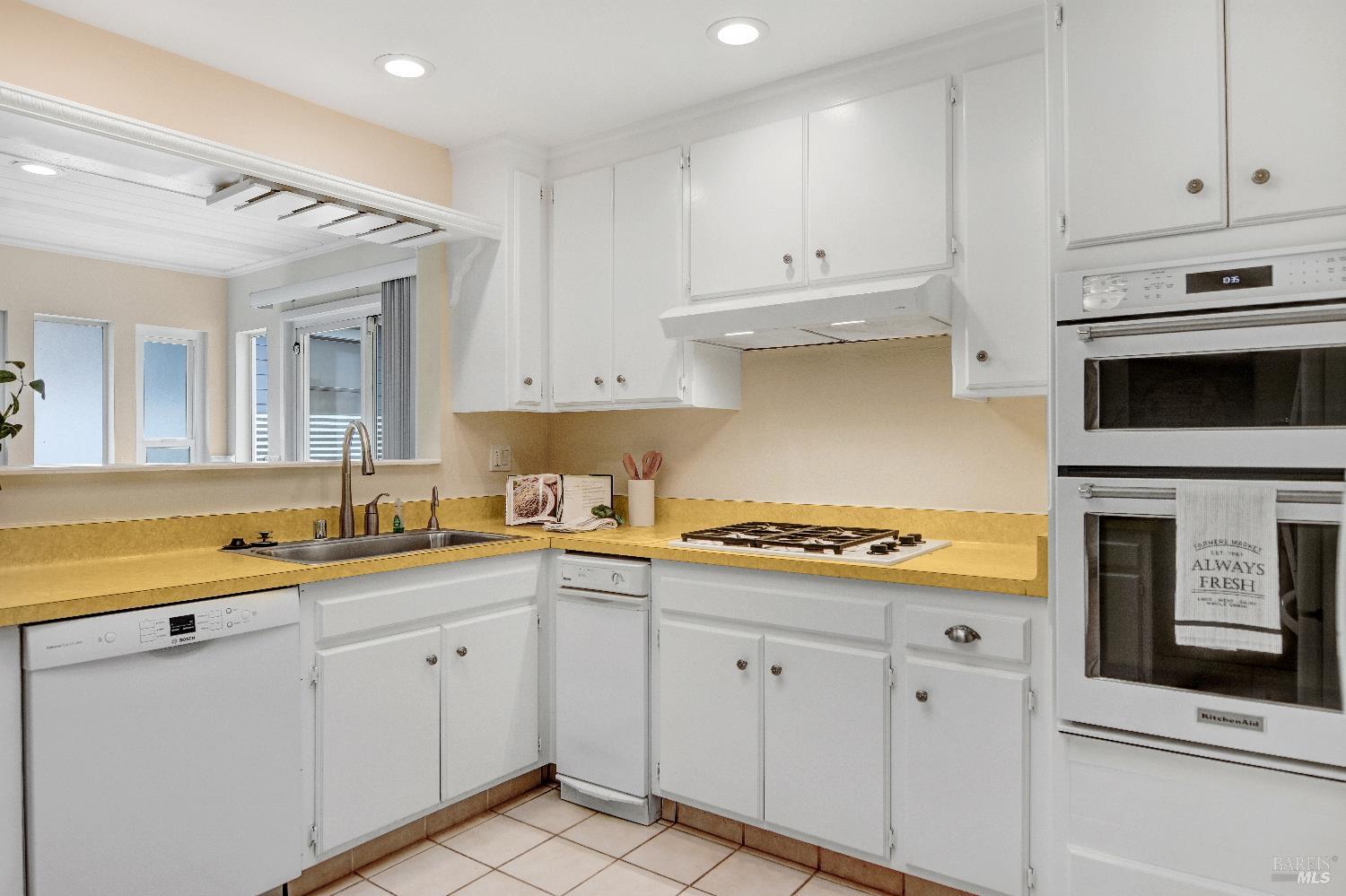 Detail Gallery Image 13 of 36 For 25 Roosevelt Ave, San Rafael,  CA 94903 - 4 Beds | 2/1 Baths