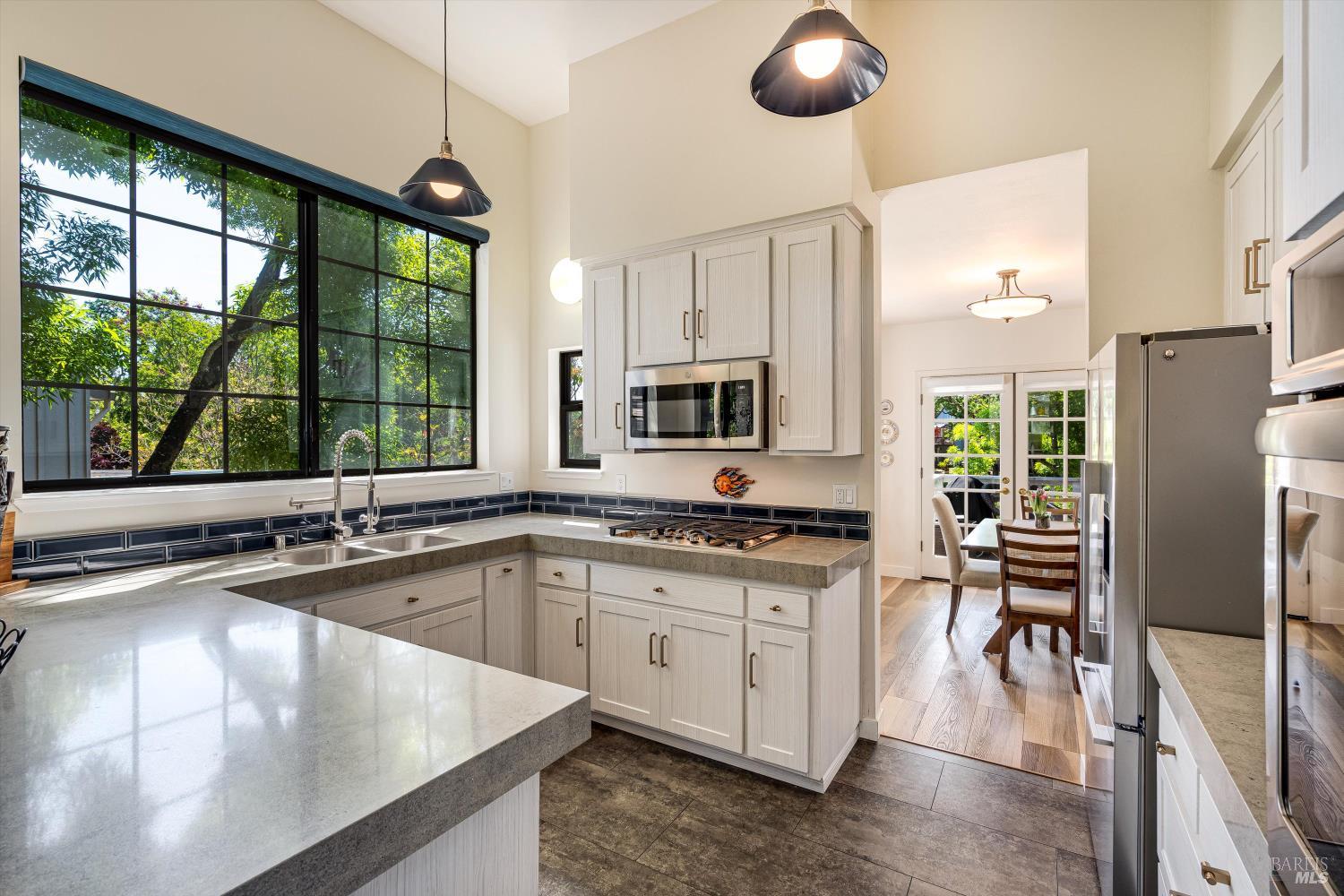 Detail Gallery Image 12 of 36 For 18120 Vassar Ct, Sonoma,  CA 95476 - 3 Beds | 3/1 Baths