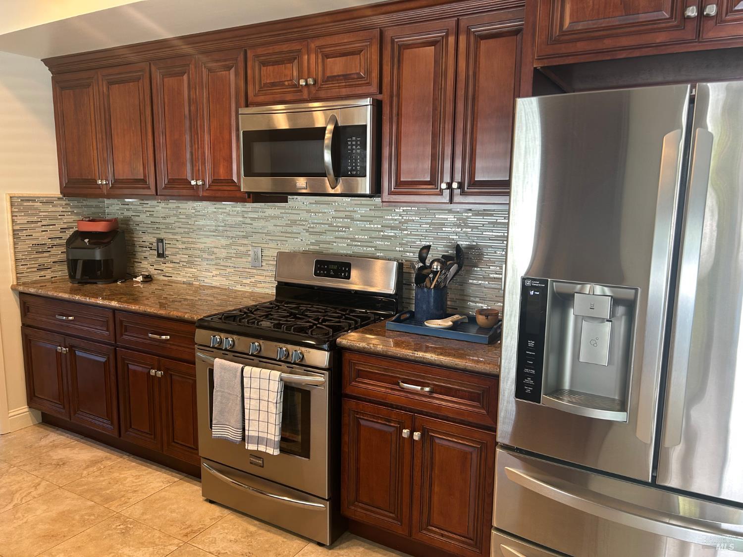 Detail Gallery Image 6 of 13 For 6553 Meadowridge Dr, Santa Rosa,  CA 95409 - 2 Beds | 2 Baths