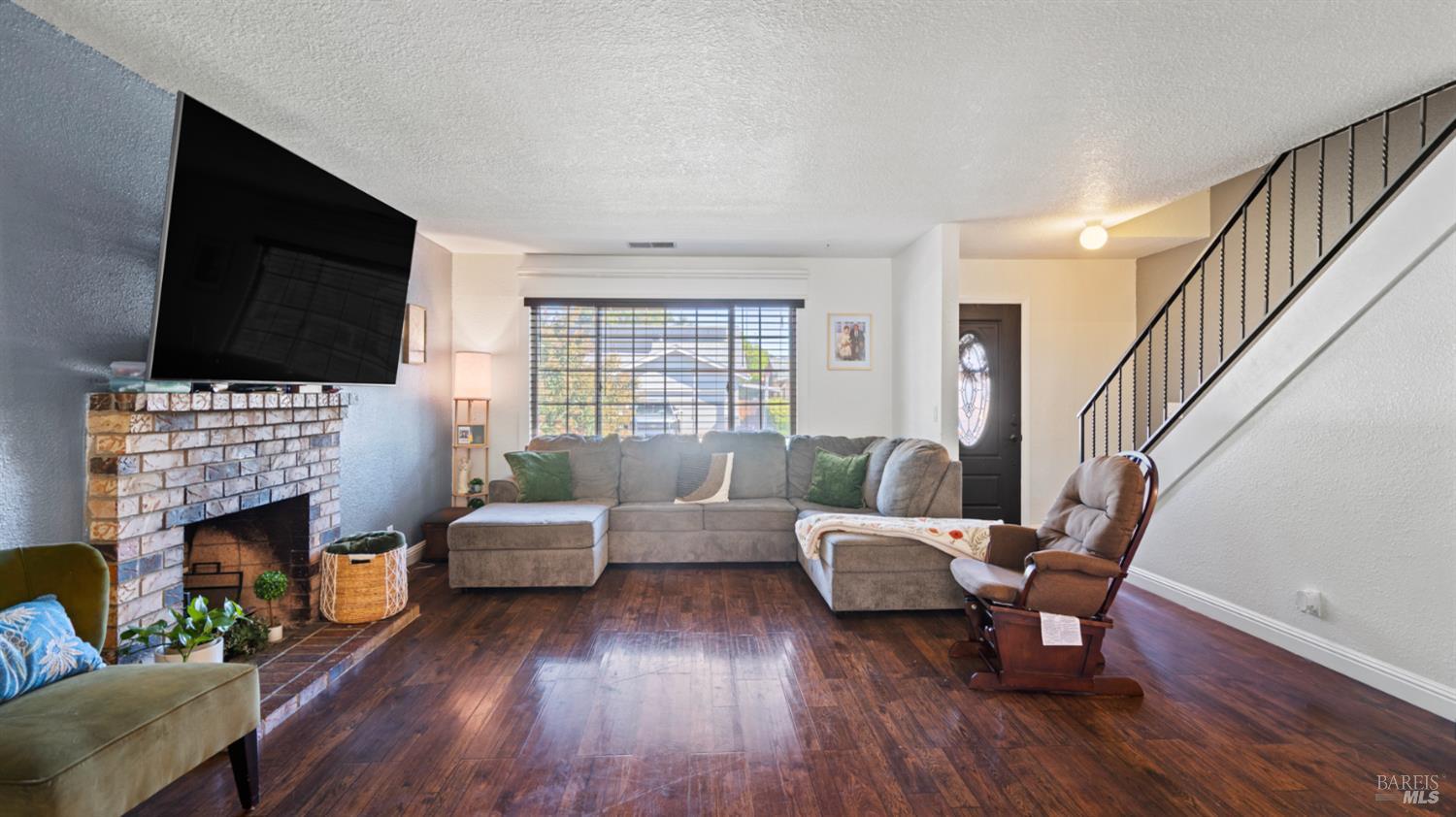 Detail Gallery Image 10 of 29 For 571 Greenwood Dr, Vacaville,  CA 95687 - 4 Beds | 2 Baths