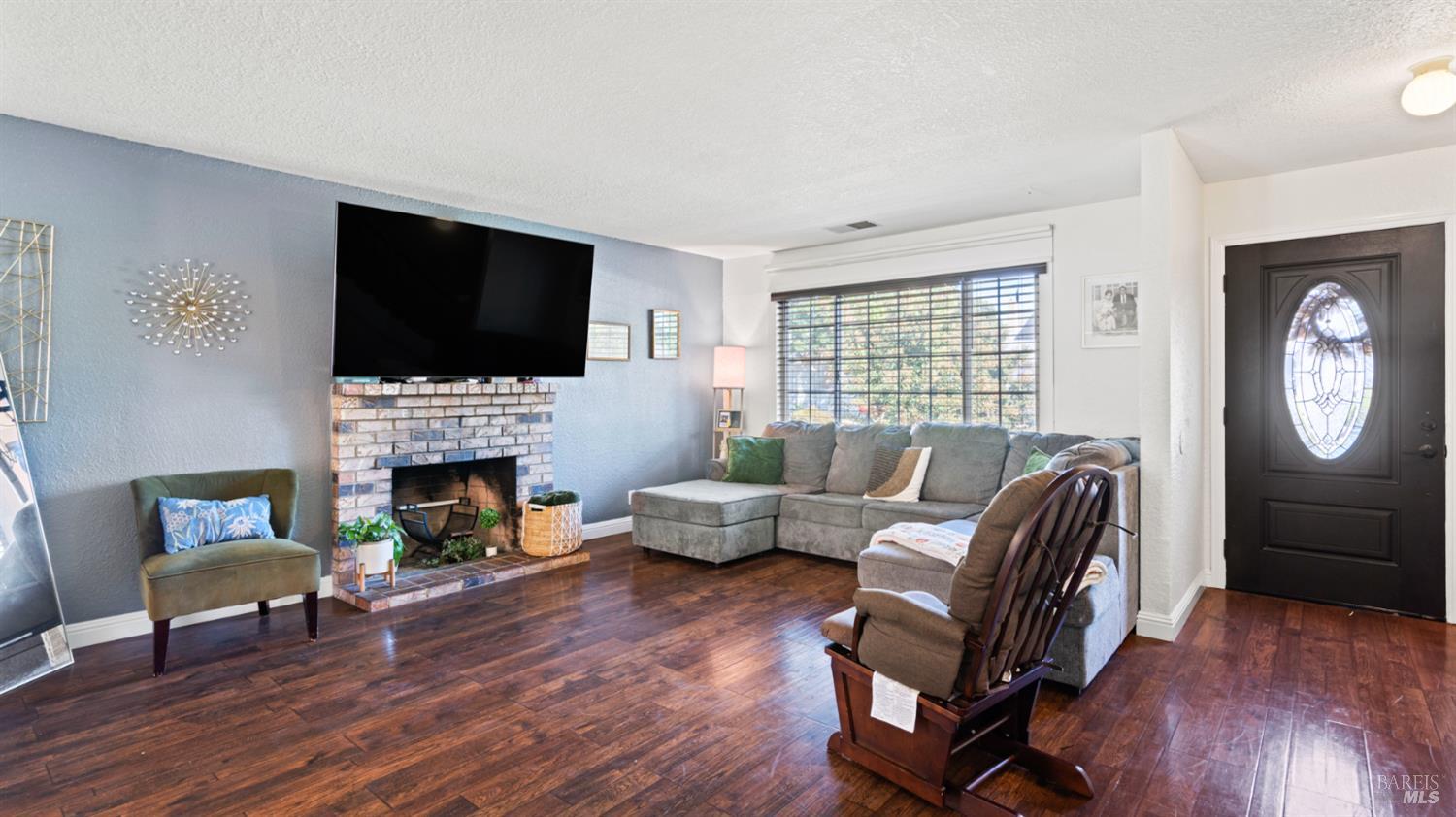 Detail Gallery Image 9 of 29 For 571 Greenwood Dr, Vacaville,  CA 95687 - 4 Beds | 2 Baths