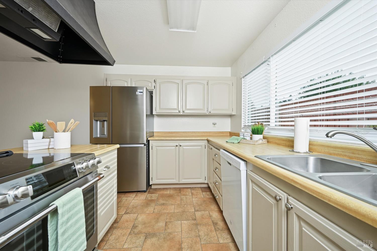 Detail Gallery Image 8 of 36 For 957 Emily Ave, Rohnert Park,  CA 94928 - 3 Beds | 2 Baths