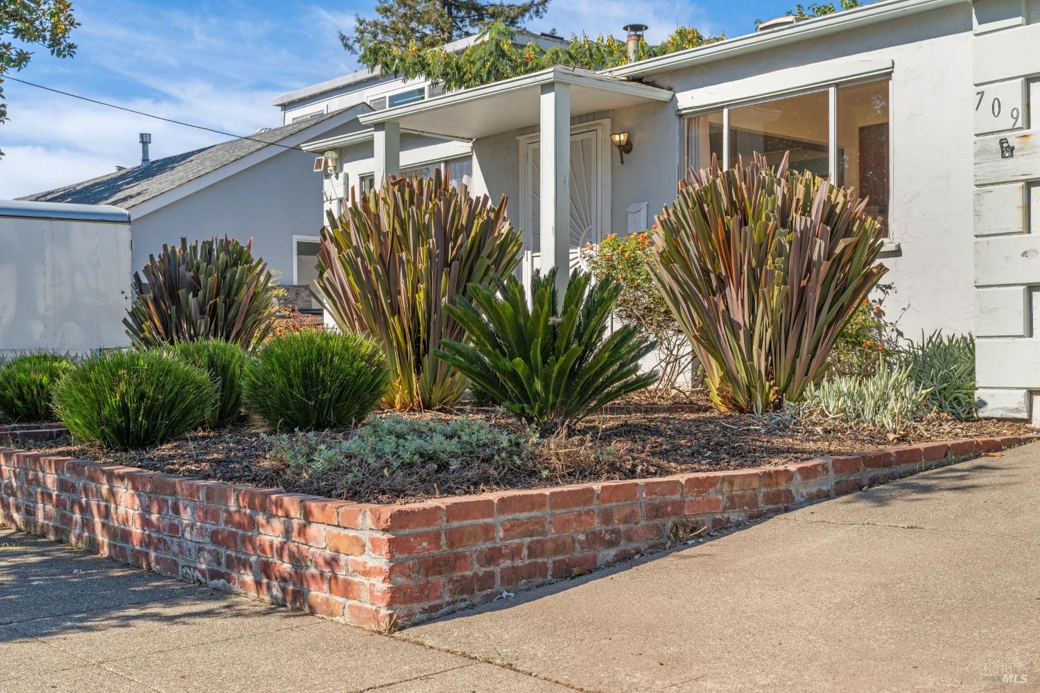 Detail Gallery Image 5 of 54 For 709 W 8th St, Santa Rosa,  CA 95401 - 3 Beds | 2 Baths