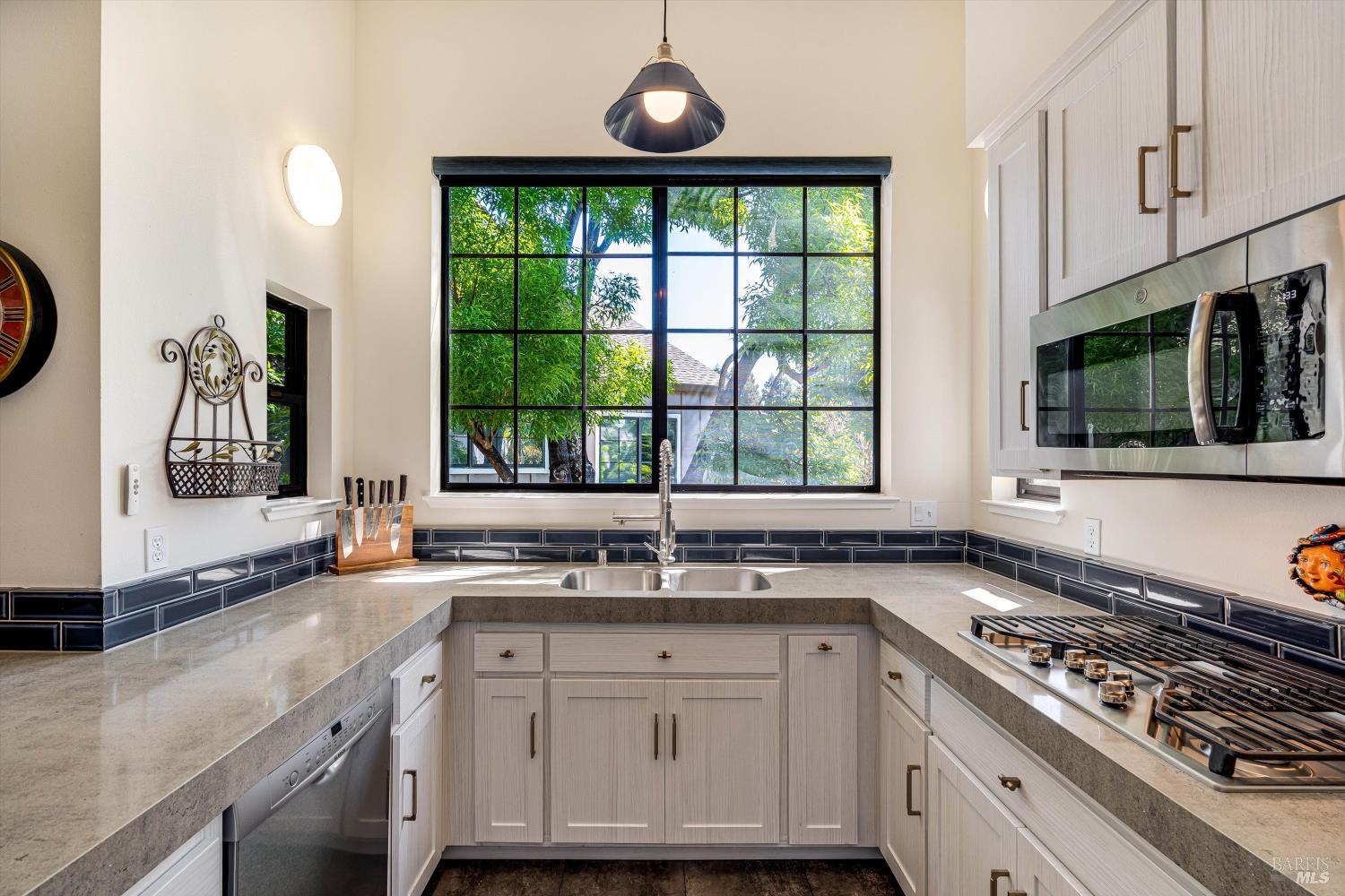 Detail Gallery Image 11 of 36 For 18120 Vassar Ct, Sonoma,  CA 95476 - 3 Beds | 3/1 Baths