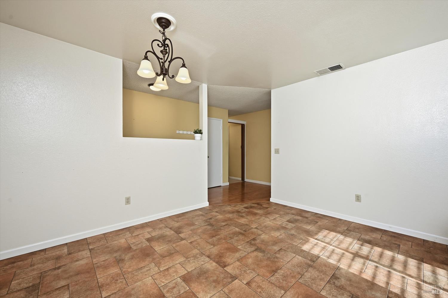 Detail Gallery Image 10 of 36 For 957 Emily Ave, Rohnert Park,  CA 94928 - 3 Beds | 2 Baths