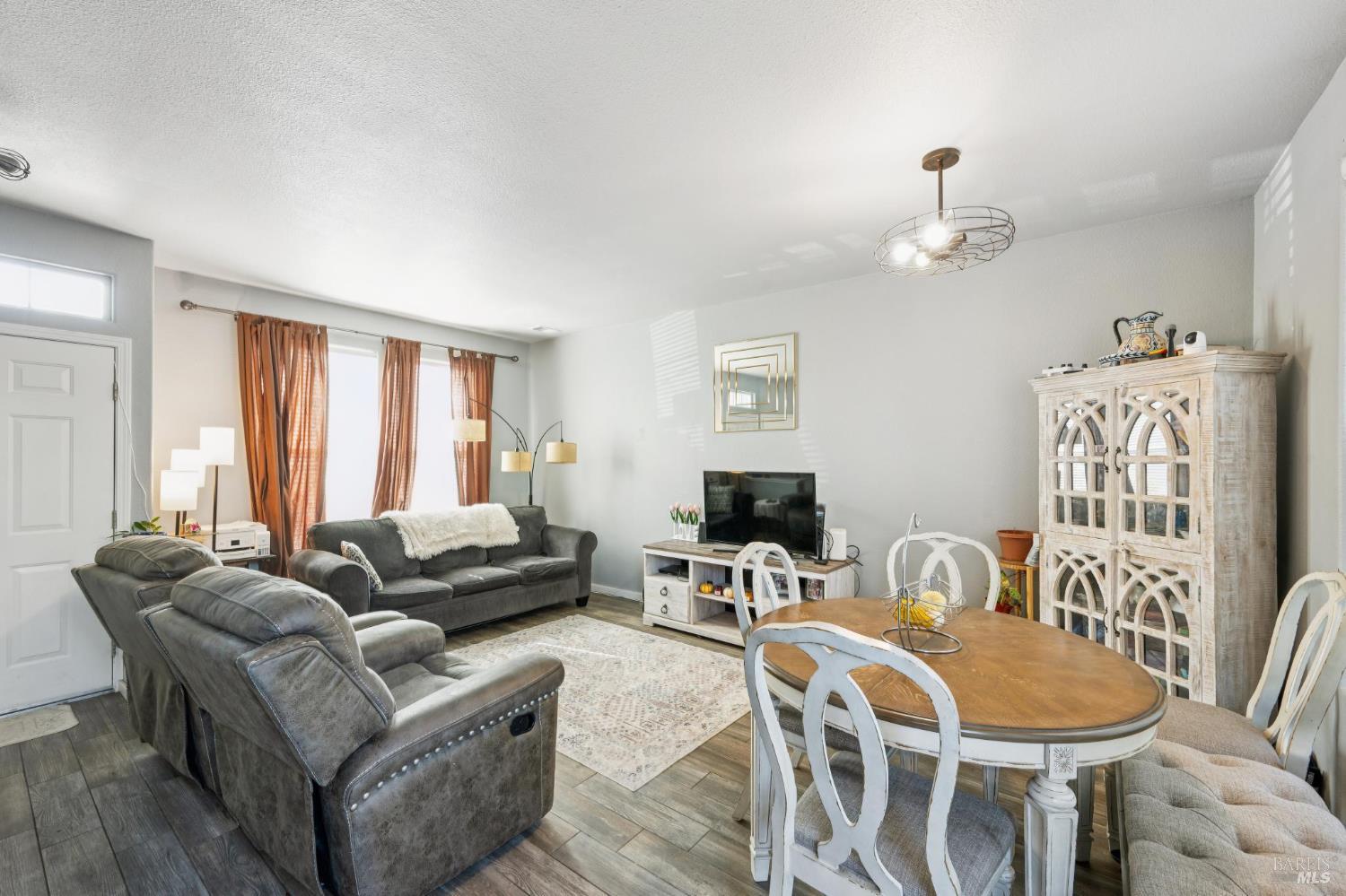 Detail Gallery Image 3 of 15 For 1507 Pinebrook Pl, Santa Rosa,  CA 95403 - 3 Beds | 2/1 Baths