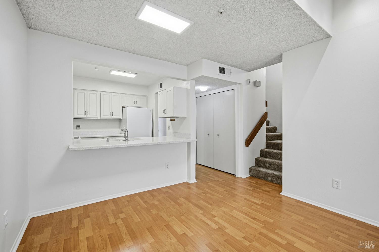 Detail Gallery Image 14 of 45 For 16 Redwood Ct, Santa Rosa,  CA 95409 - 3 Beds | 2 Baths