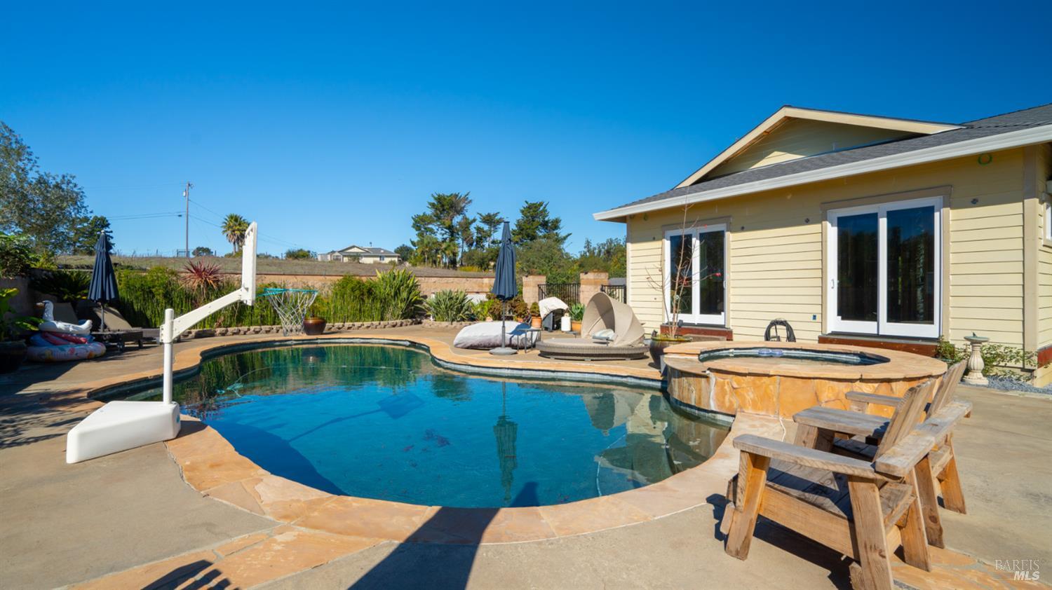 Detail Gallery Image 49 of 85 For 487 Ormsby Ln, Petaluma,  CA 94954 - 3 Beds | 2/1 Baths