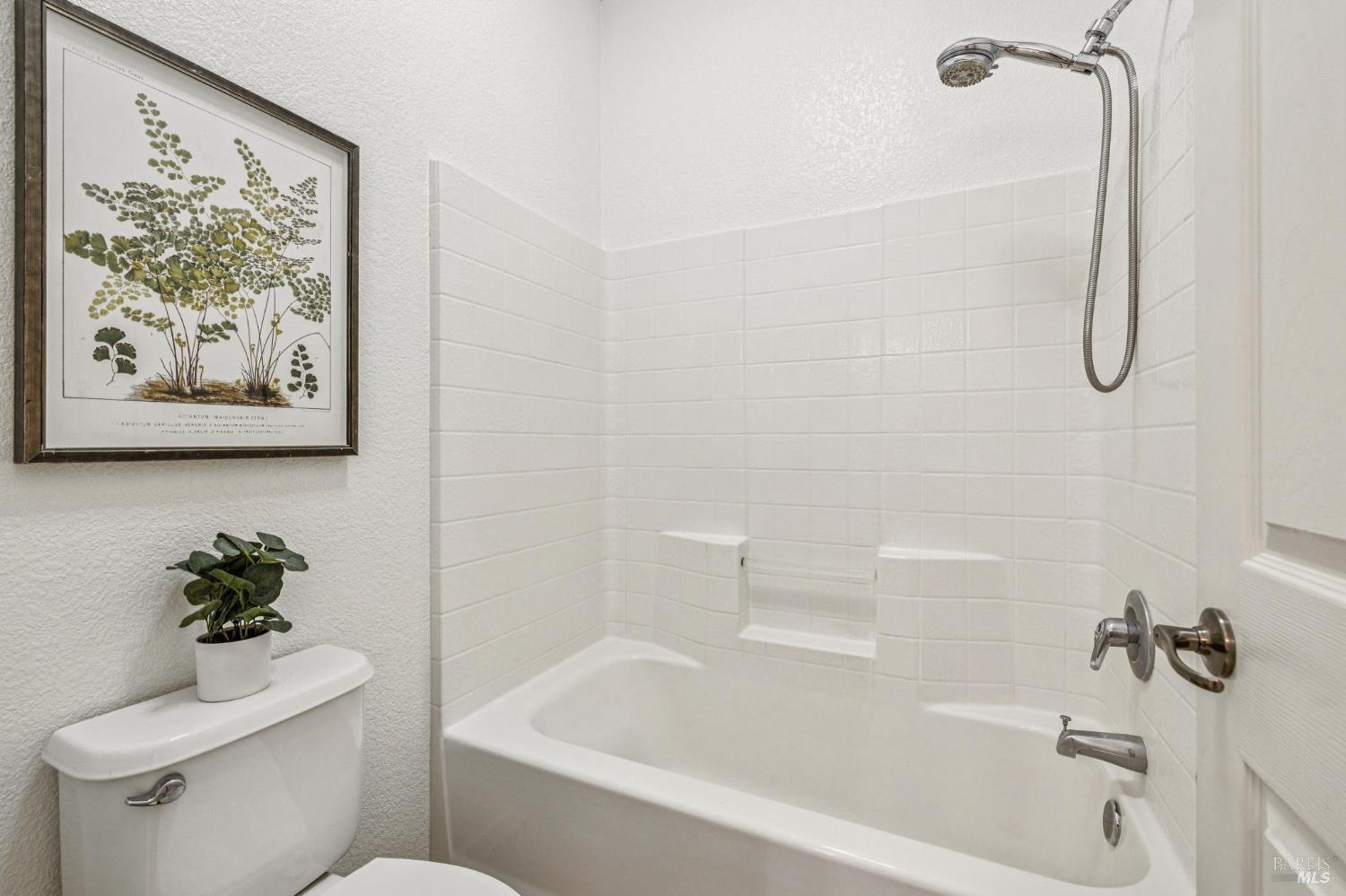 Detail Gallery Image 11 of 19 For 1971 Lansdowne Way, Petaluma,  CA 94954 - 4 Beds | 3 Baths