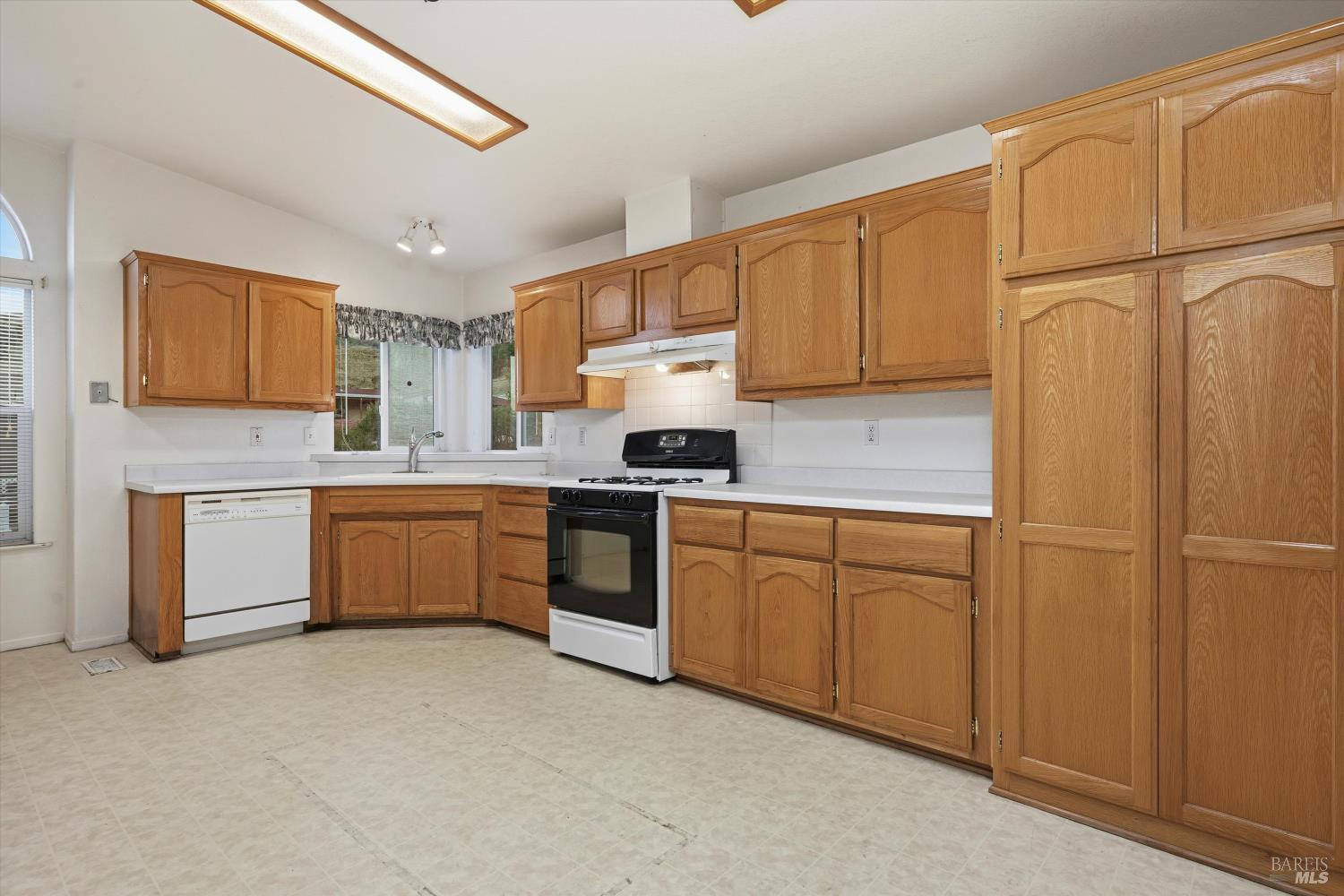 Detail Gallery Image 2 of 21 For 350 Walnut Dr, Lakeport,  CA 95453 - 2 Beds | 2 Baths