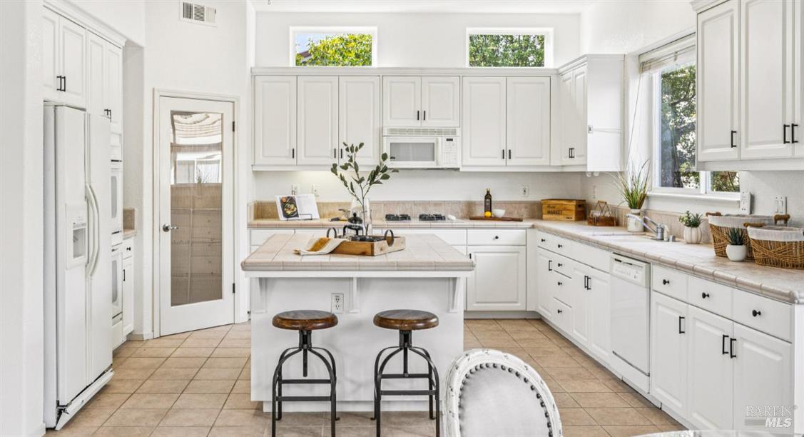 Detail Gallery Image 6 of 19 For 1971 Lansdowne Way, Petaluma,  CA 94954 - 4 Beds | 3 Baths