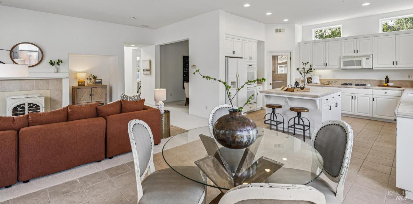 Detail Gallery Image 2 of 19 For 1971 Lansdowne Way, Petaluma,  CA 94954 - 4 Beds | 3 Baths