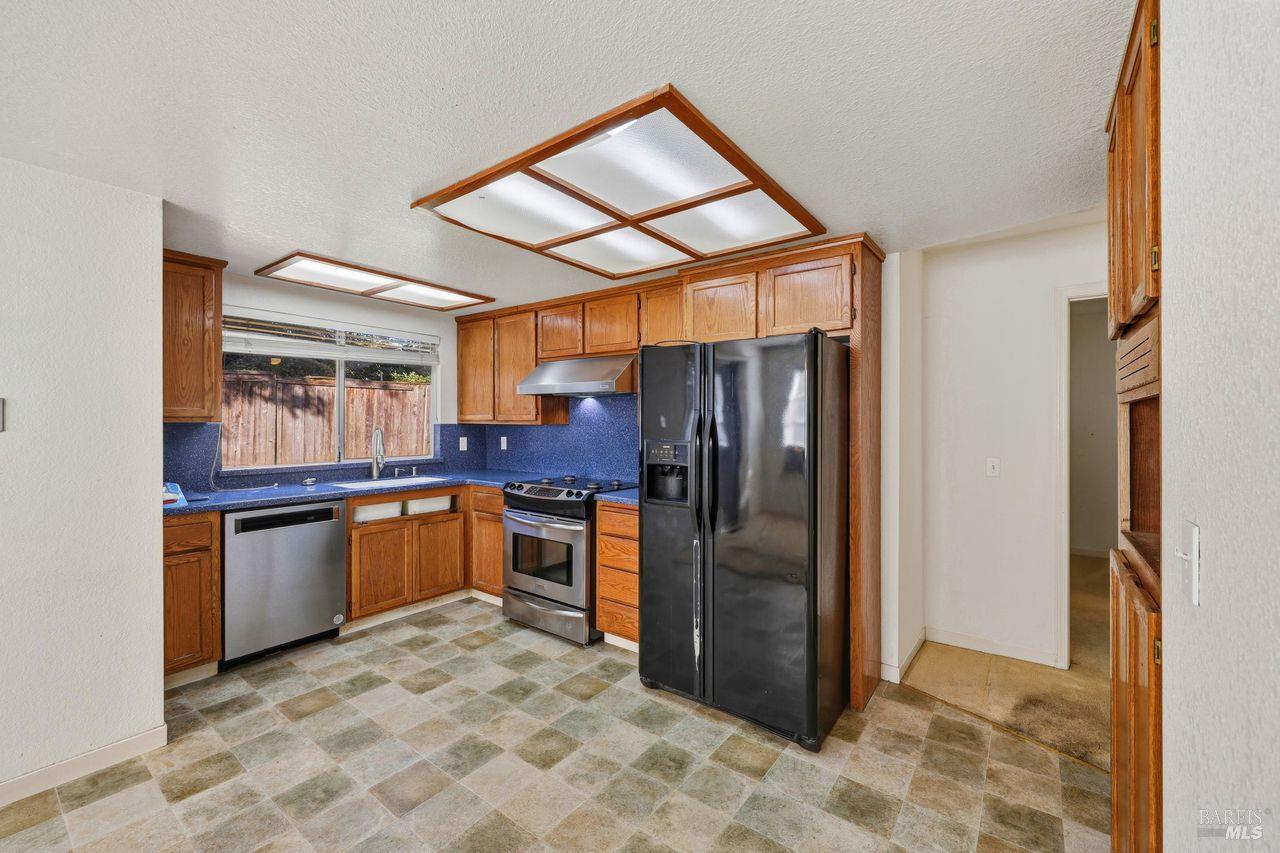 Detail Gallery Image 9 of 43 For 1617 Gamay St, Santa Rosa,  CA 95403 - 4 Beds | 3 Baths