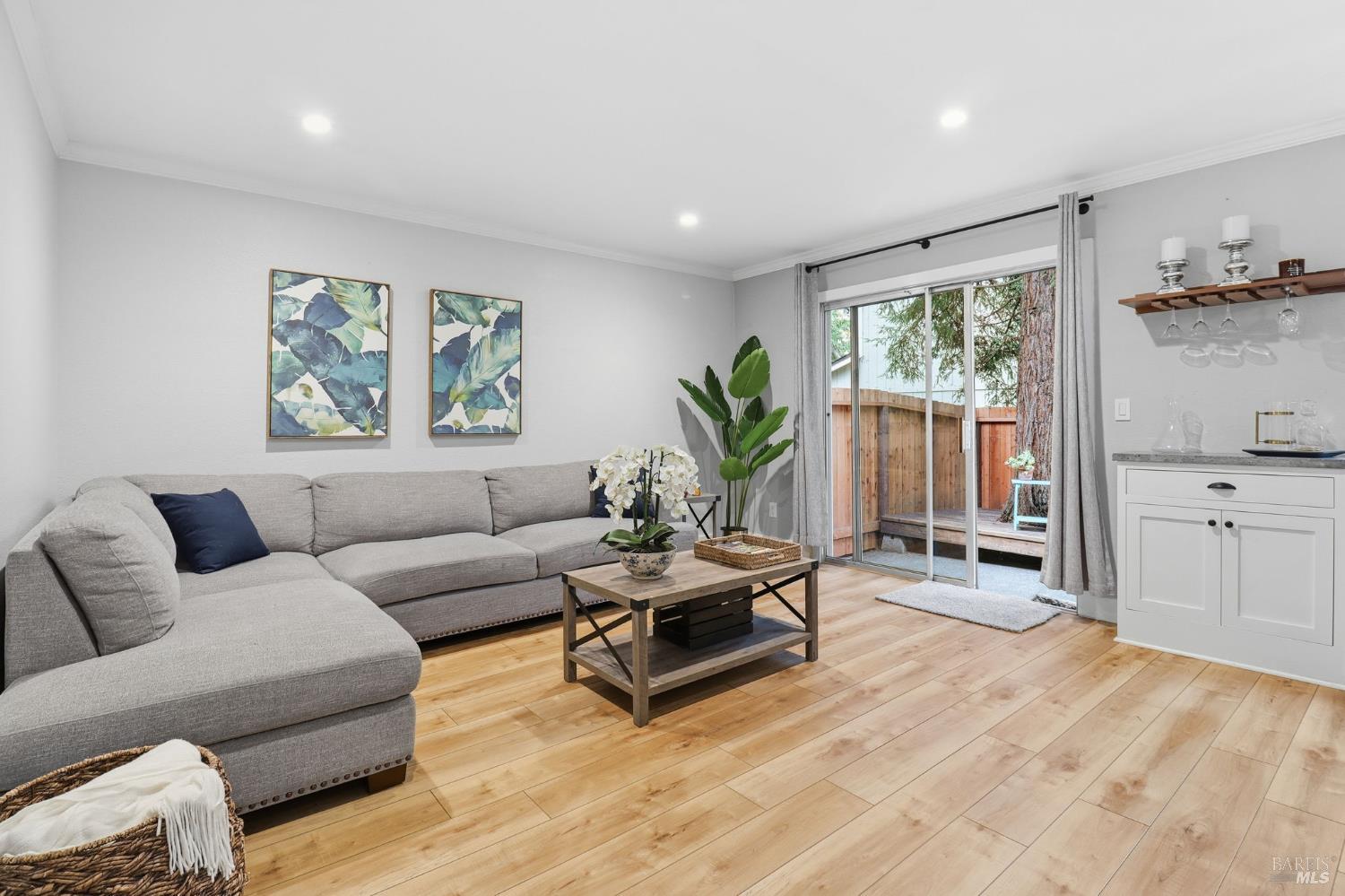 Detail Gallery Image 5 of 27 For 125 Acorn Dr, Petaluma,  CA 94952 - 2 Beds | 1/1 Baths